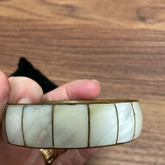 Vintage Mother of Pearl & Brass Bangle Bracelet. 80’s to 90’s. - Picture 5 of 5